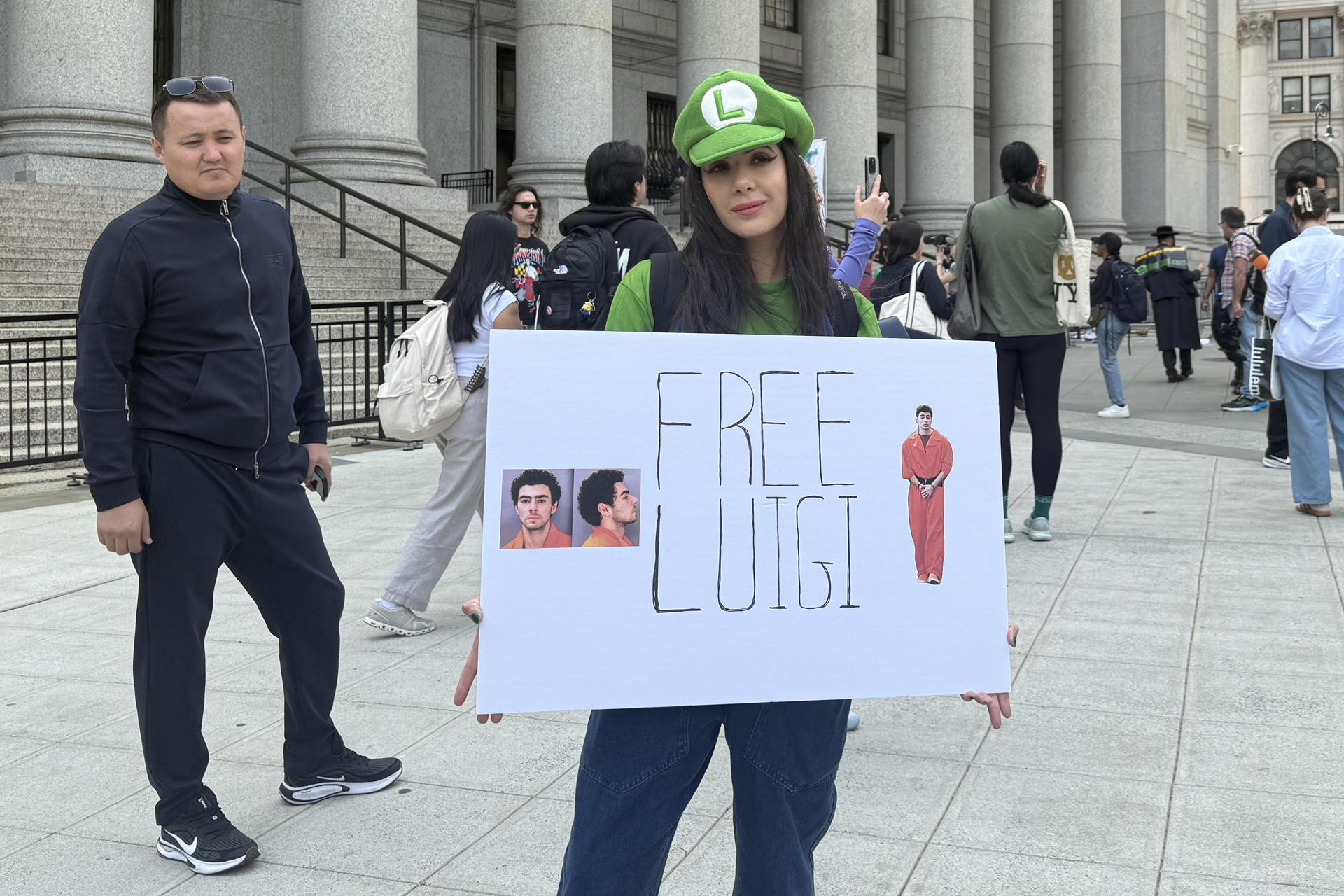 Una mujer se manifiesta para pedir la libertad de Luigi Mangione este viernes, frente al tribunal federal de Manhattan en Nueva York (Estados Unidos). EFE/ Sarah Yáñez-richards
