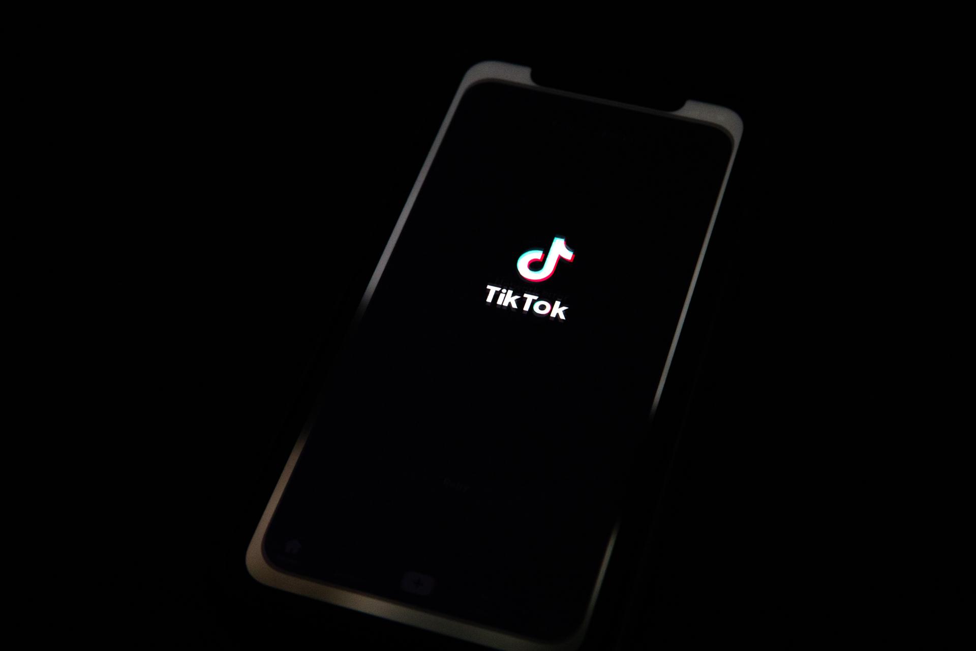 Logotipo de TikTok en un teléfono móvil. EFE/EPA/ROMAN PILIPEY
