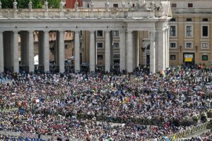 Numerosos fieles se reúnen para asistir a la misa del inicio del pontificado del recién elegido papa León XIV en la Plaza de San Pedro, en la Ciudad del Vaticano, el 18 de mayo de 2025. EFE/EPA/DAREK DELMANOWICZ POLAND OUT