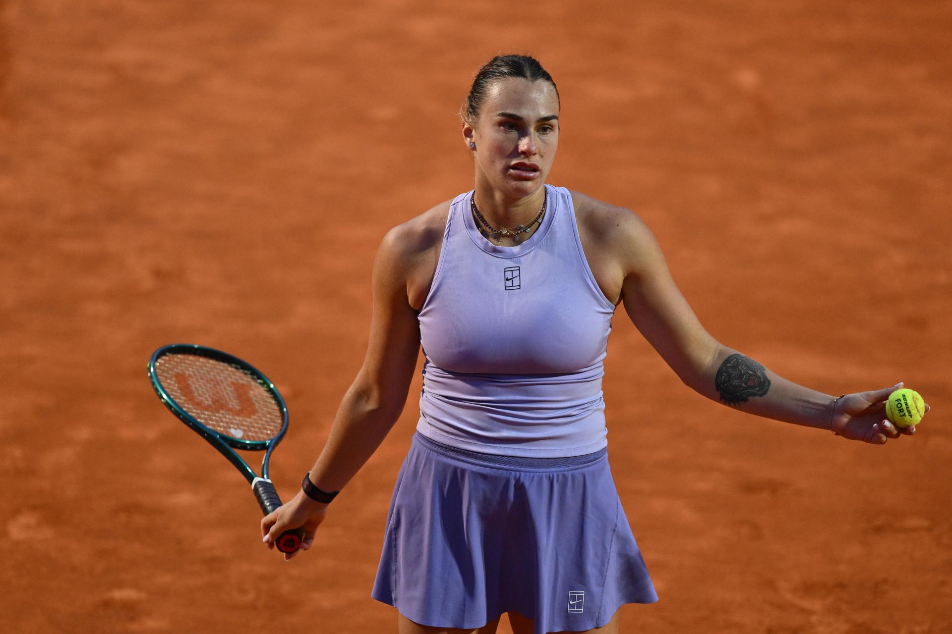 El tenista bielorruso Aryna Sabalenka en su partido contra la china Zheng en Roma. EFE/EPA/DOMENICO CIPPITELLI