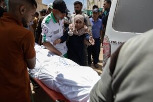 Una mujer llora junto al cuerpo de su ser querido en el Hospital Indonesio después de un ataque aéreo israelí contra la Clínica Médica Al-Tawba de Jabalia, en Bait Lahia, norte de la Franja de Gaza, en una fotografía de archivo del 15 de mayo de 2025. EFE/HAITHAM IMAD