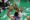 El pívot de los Celtics Al Horford (d) intenta bloquear el tiro del pívot de los Knicks Karl-Anthony Towns (i) este lunes en Boston que los visitantes ganaron por 105-108 y les deja con una ventaja de 0-1 en estas semifinales del Este. EFE/EPA/CJ GUNTHER
