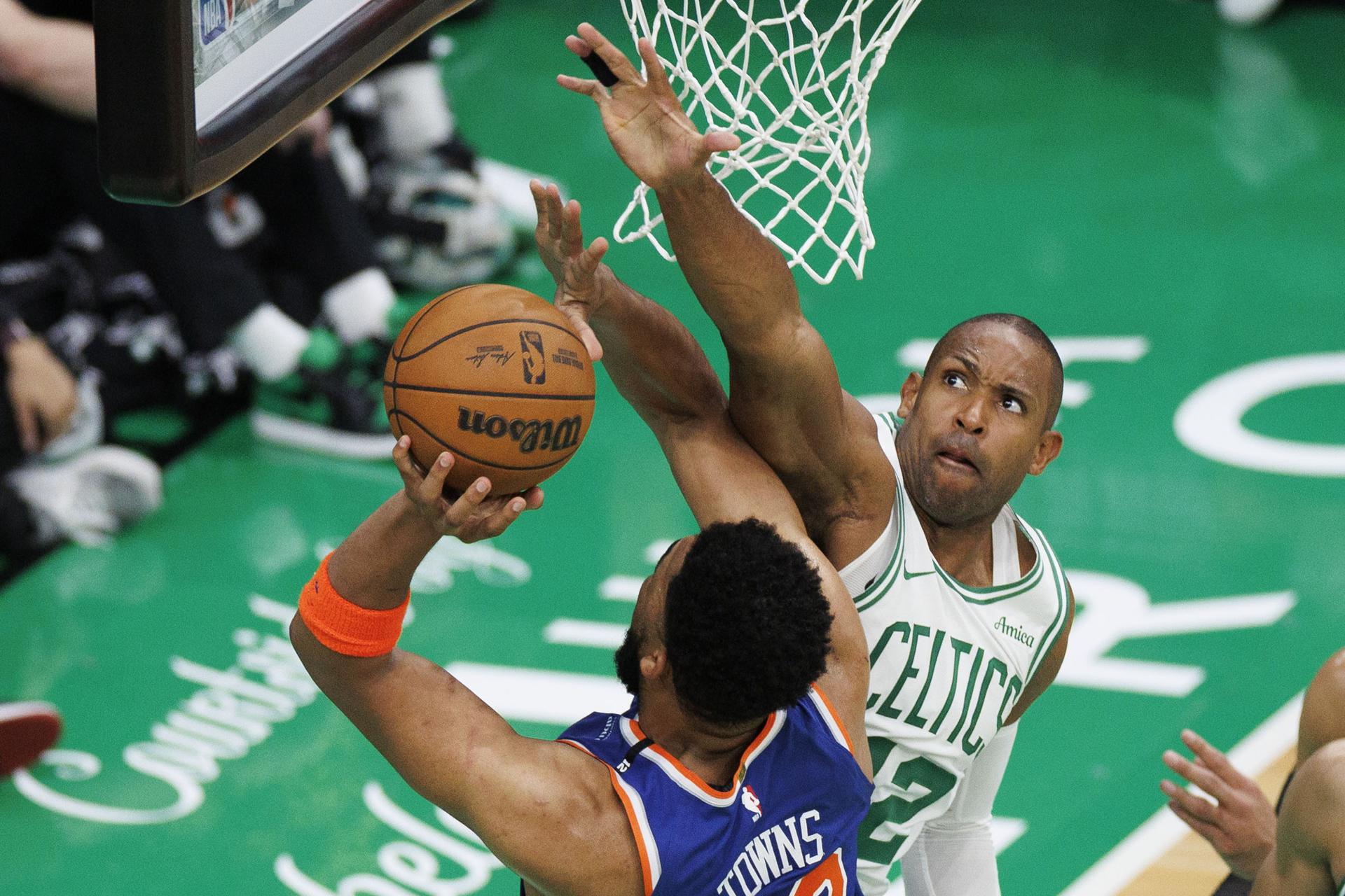 El pívot de los Celtics Al Horford (d) intenta bloquear el tiro del pívot de los Knicks Karl-Anthony Towns (i) este lunes en Boston que los visitantes ganaron por 105-108 y les deja con una ventaja de 0-1 en estas semifinales del Este. EFE/EPA/CJ GUNTHER