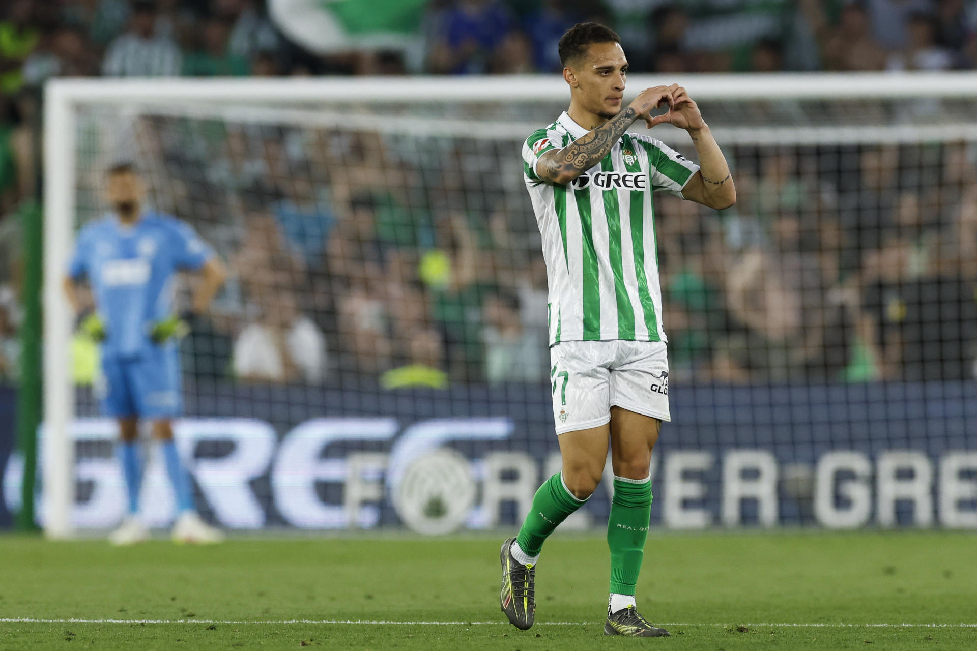 El delantero del Betis Antony dos Santos celebra tras marcar ante el Valencia, durante el partido de la última jornada de LaLiga de fútbol que Real Betis y Valencia CF disputan este viernes en el estadio Benito Villamarín, en Sevilla. EFE/Julio Muñoz
