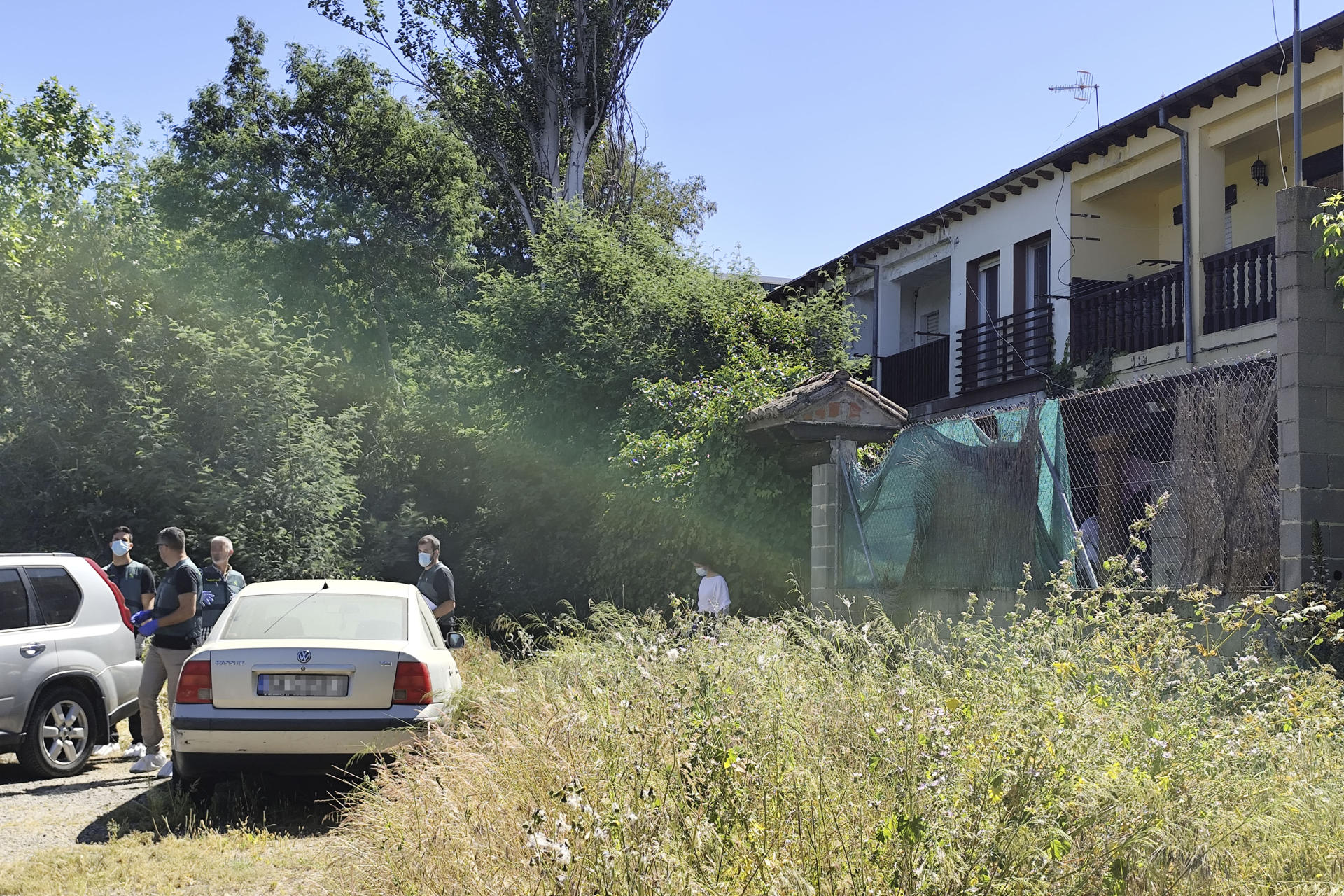 Una mujer ha fallecido por heridas de arma blanca en la localidad cacereña de Aldeanueva del Camino, donde la Guardia Civil, que investiga los hechos, ha localizado a un varón herido en el lugar donde ha encontrado el cadáver. La Delegación del Gobierno contra la Violencia de Género ya ha anunciado que está recabando datos del "asesinato por presunta violencia de género" . EFE/Eduardo Palomo .