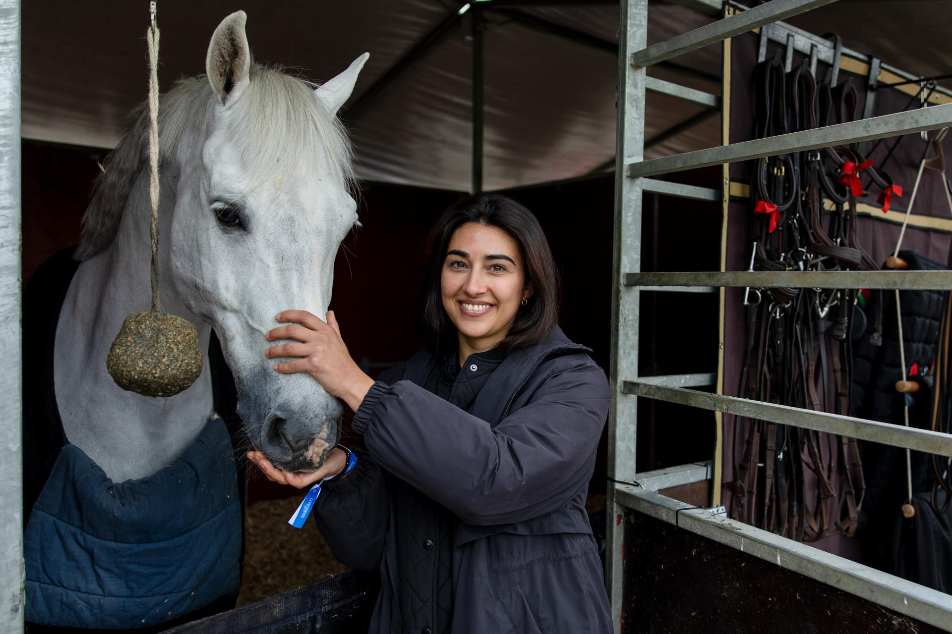 La veterinaria Carla Queijo inspecciona a los caballos para el mayor evento hípico del año, el Longines Global Champions Tour, que reunirá a la élite ecuestre mundial del 16 al 18 de mayo en el Club de Campo Villa de Madrid. EFE/ Daniel González