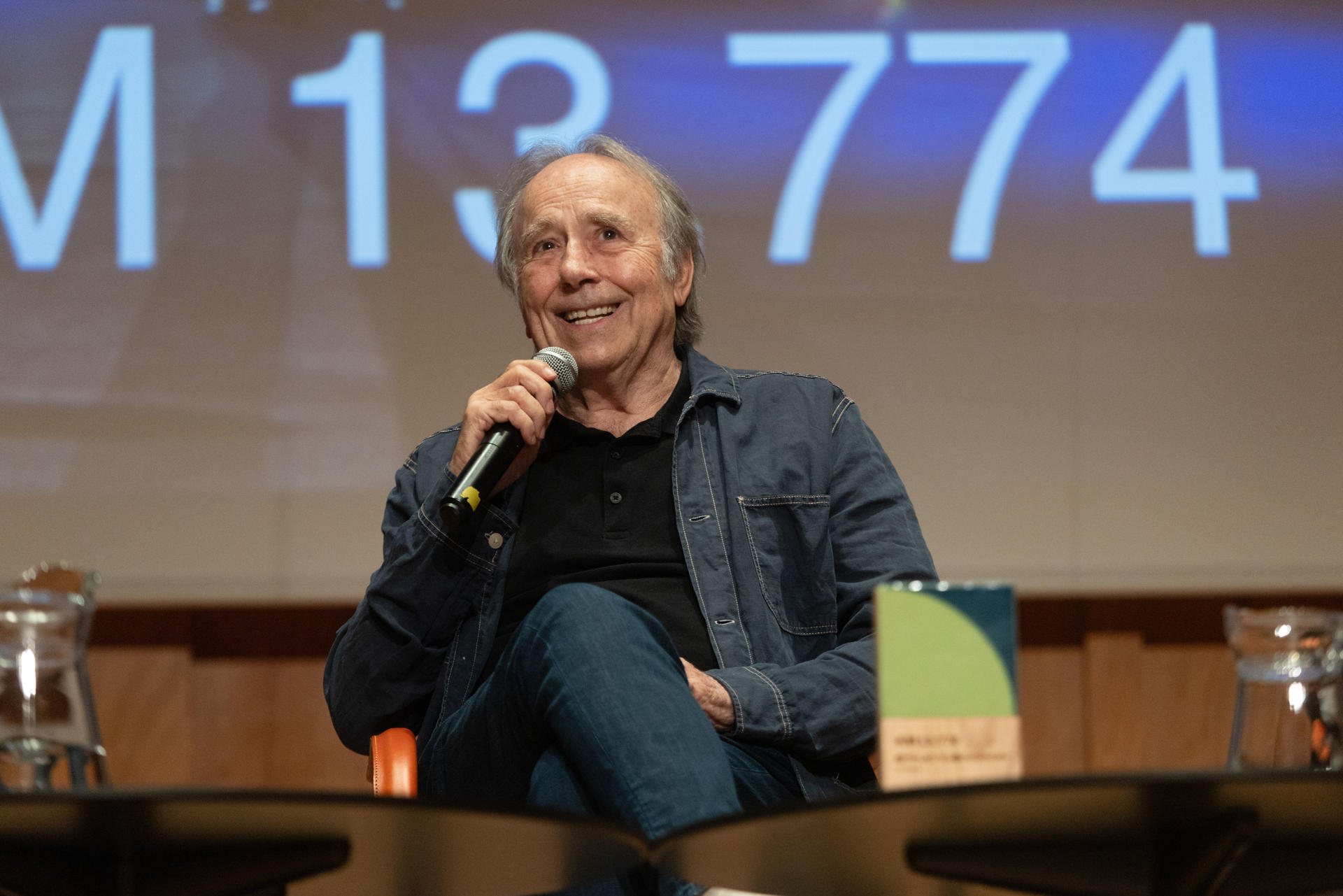 El músico y cantautor Joan Manuel Serrat durante el acto de entrega del Premio KM 13.774, por su contribución a la conexión cultural entre Cataluña y América, destacando la música como puente entre continentes, hoy martes en la Casa Amèrica Catalunya de Barcelona. EFE/Marta Pérez.