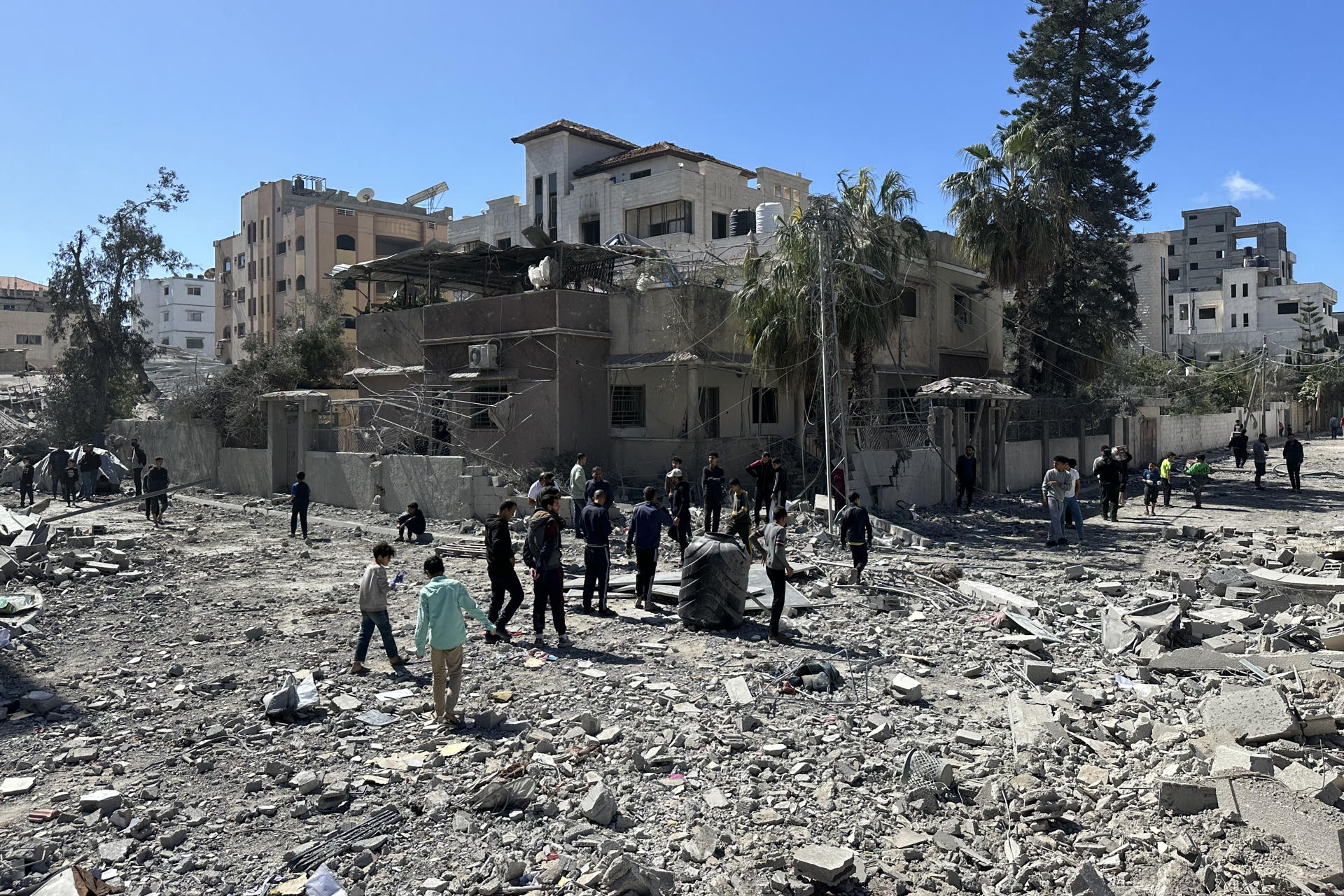 Foto de archivo de una casa bombardeada por el Ejército israeli en el barrio de Sabra en la ciudad de Gaza, norte de la franja. EFE/ Ahmad Awad