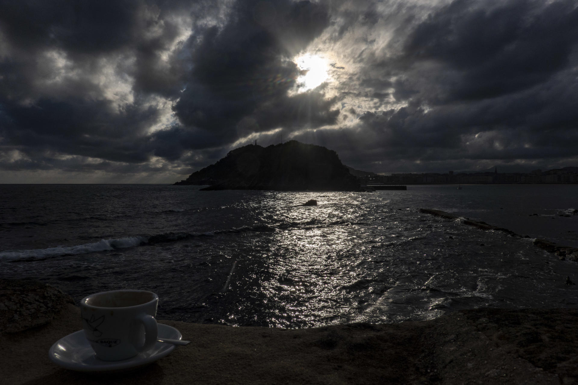 Aspecto de la salida del sol desde Barcelona en una mañana soleada con intervalos de nubes finas cruzando de oeste a este en Cataluña. EFE/Marta Pérez
