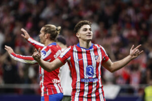 El delantero del Atlético Julián Álvarez (d) celebra un gol en el estadio Metropolitano. EFE/Sergio Pérez