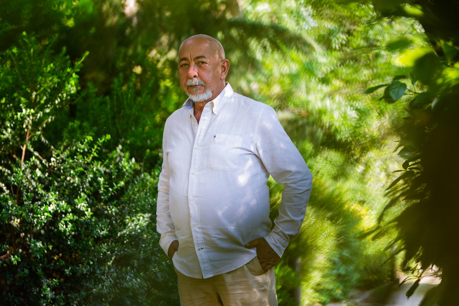 El escritor cubano Leonardo Padura, en una entrevista con EFE con motivo de su reciente visita a Madrid, que desde este viernes celebra su Feria del Libro, afirma que el impacto de la llegada de Donald Trump a la Casa Blanca, con el temor a la deportación de miles de inmigrantes cubanos que "lo vendieron todo" para irse a Estados Unidos, es un "elemento catalizador" de los tiempos difíciles que vivimos, que compara con "una distopía social". EFE/Borja Sanchez-Trillo