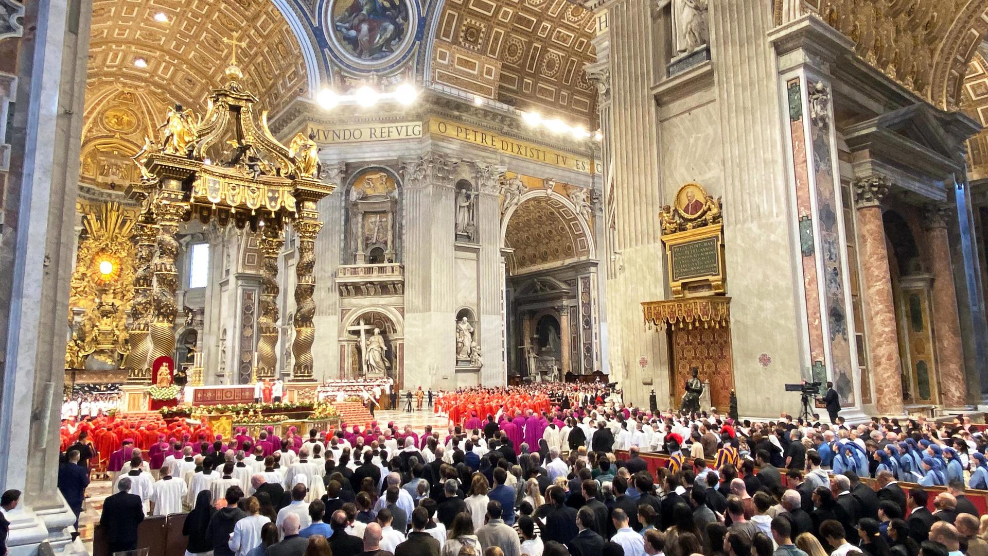 Cardenales y fieles asisten a la misa 'Pro eligendo pontifice', antes del inicio del cónclave, en la basílica de San Pedro en el Vaticano, 7 de mayo de 2025. EFE/EPA/ALESSANDRO DI MEO