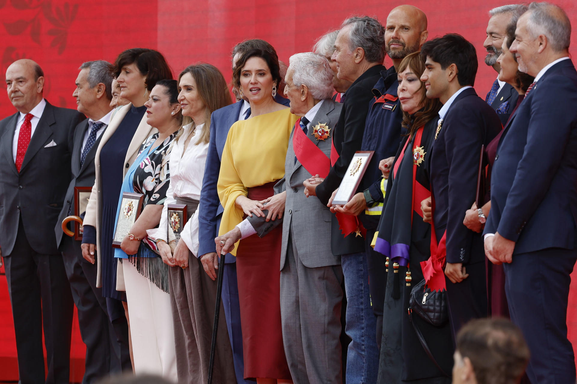 La presidenta de la Comunidad de Madrid, Isabel Díaz Ayuso (c); junto a personalidades y los galardonados con las Grandes Cruces de la Orden del 2 de Mayo, durante el acto institucional de entrega celebrado, este viernes. EFE/Juan Carlos Hidalgo
