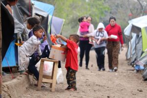 Imagen de archivo de niños que juegan en uno de los campamentos de migrantes estacionados en las márgenes del río Bravo, en el punto fronterizo con Estados Unidos de Matamoros (México). EFE/Abraham Pineda Jácome