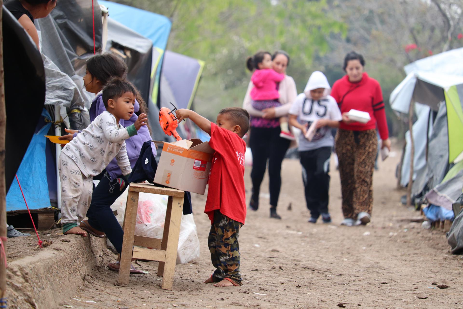 Imagen de archivo de niños que juegan en uno de los campamentos de migrantes estacionados en las márgenes del río Bravo, en el punto fronterizo con Estados Unidos de Matamoros (México). EFE/Abraham Pineda Jácome