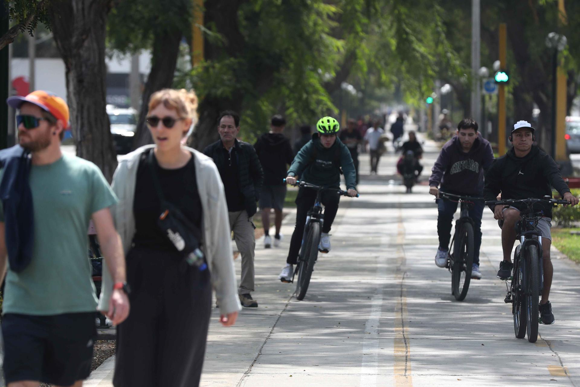 Personas se movilizan en bicicletas este 14 de mayo de 2025, en Lima (Perú). EFE/ Paolo Aguilar