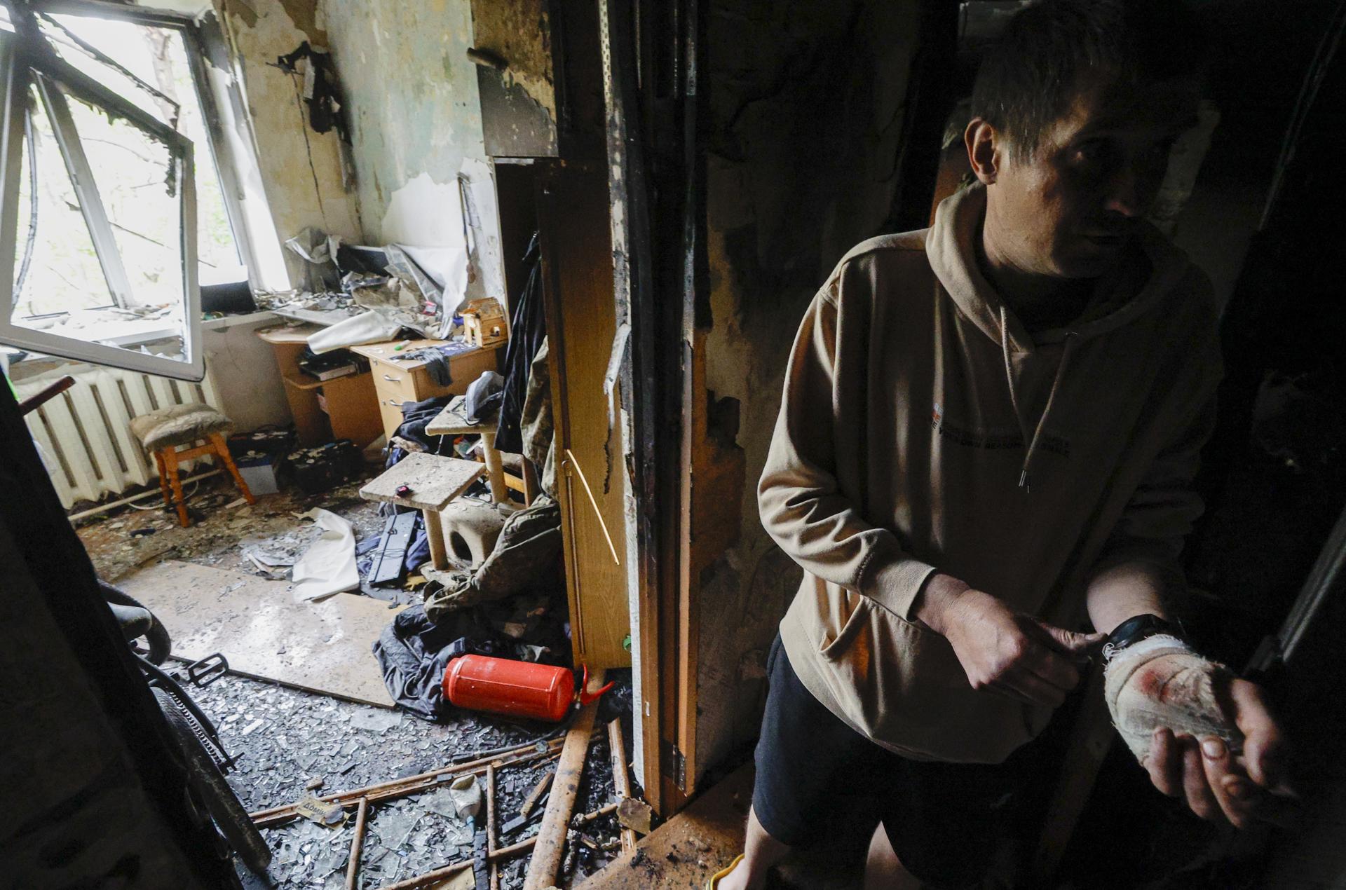 Un hombre herido muestra los daños en su vivienda tras ser alcanzada por un dron en Kiev, Ucrania, el 24 de mayo de 2025.EFE/EPA/SERGEY DOLZHENKO
