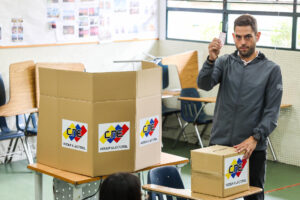 El candidato a la gobernación del estado Miranda Juan Requesens (c) vota en su centro de votación, durante las elecciones a gobernadores y diputados de la Asamblea Nacional este domingo en Caracas (Venezuela). EFE/ Miguel Gutiérrez