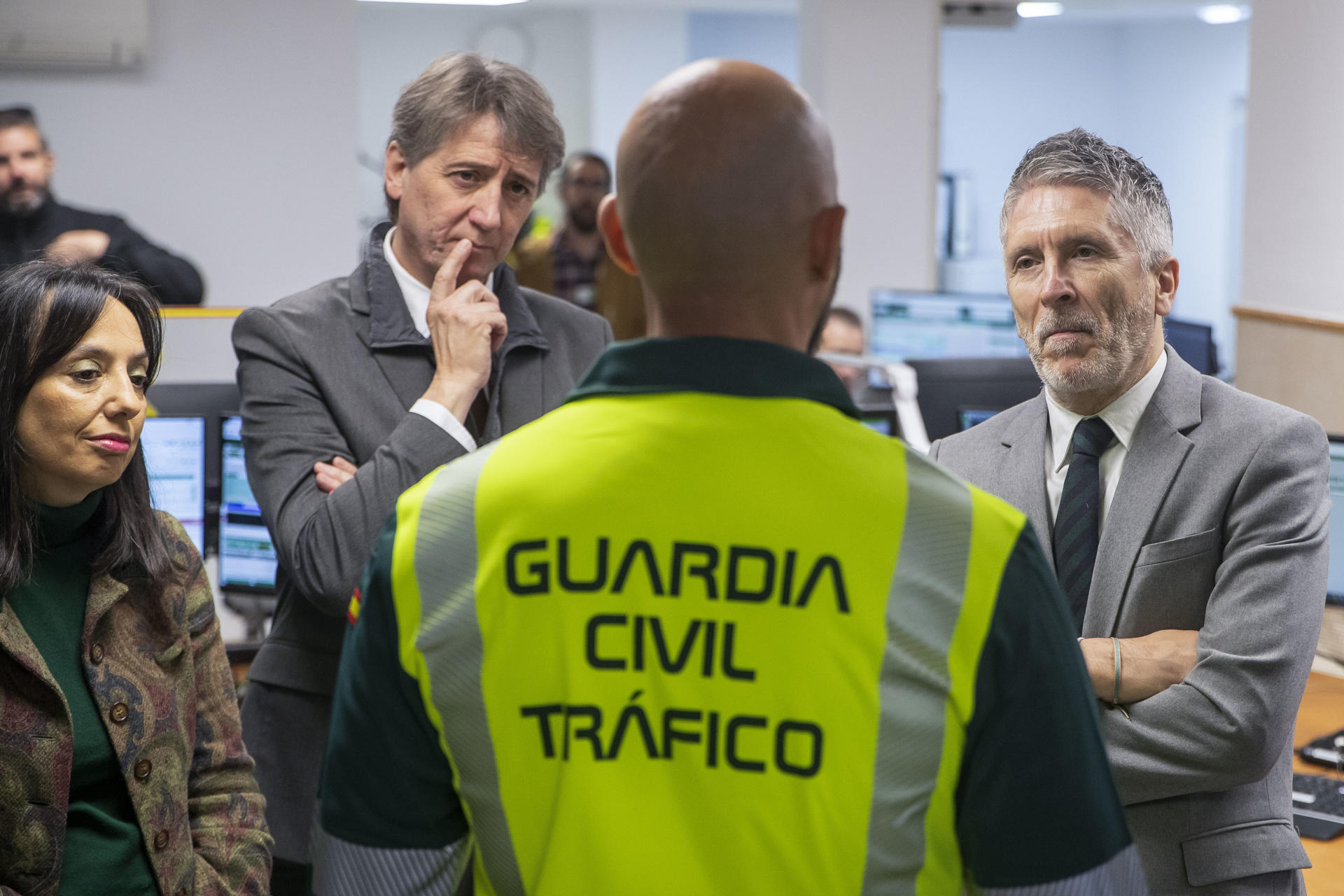 El ministro del Interior, Fernando Grande-Marlaska (d), acompañado del alcalde de Soria, Carlos Martínez (c), y la directora general de la Guardia Civil, Mercedes González (i), visitan la Comandancia de la Guardia Civil en Soria tras su renovación. EFE/ Wifredo García Álvaro