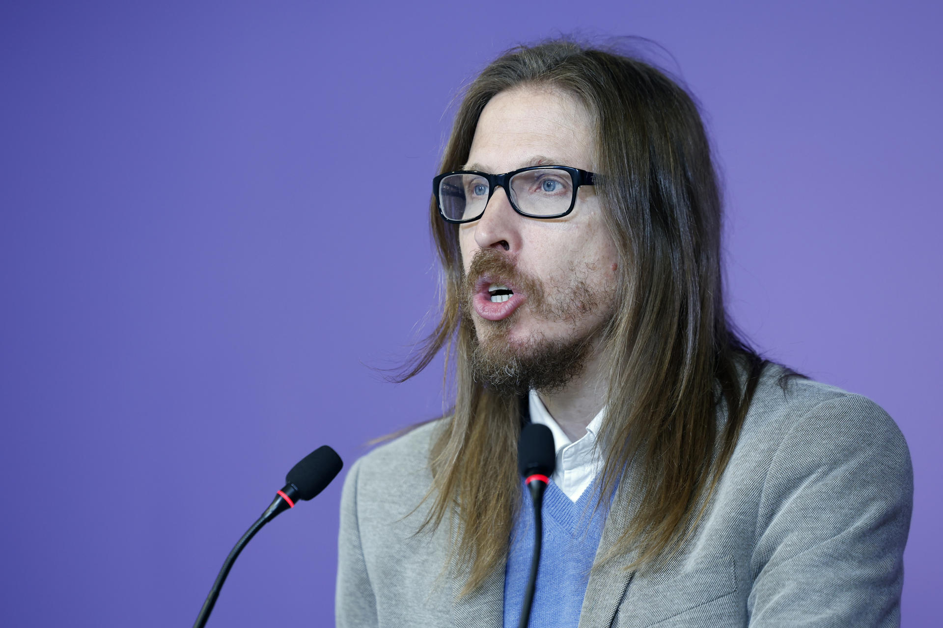 El portavoz de Podemos, Pablo Fernández, durante la rueda de prensa ofrecida este lunes en la sede del partido, en Madrid. EFE/Mariscal