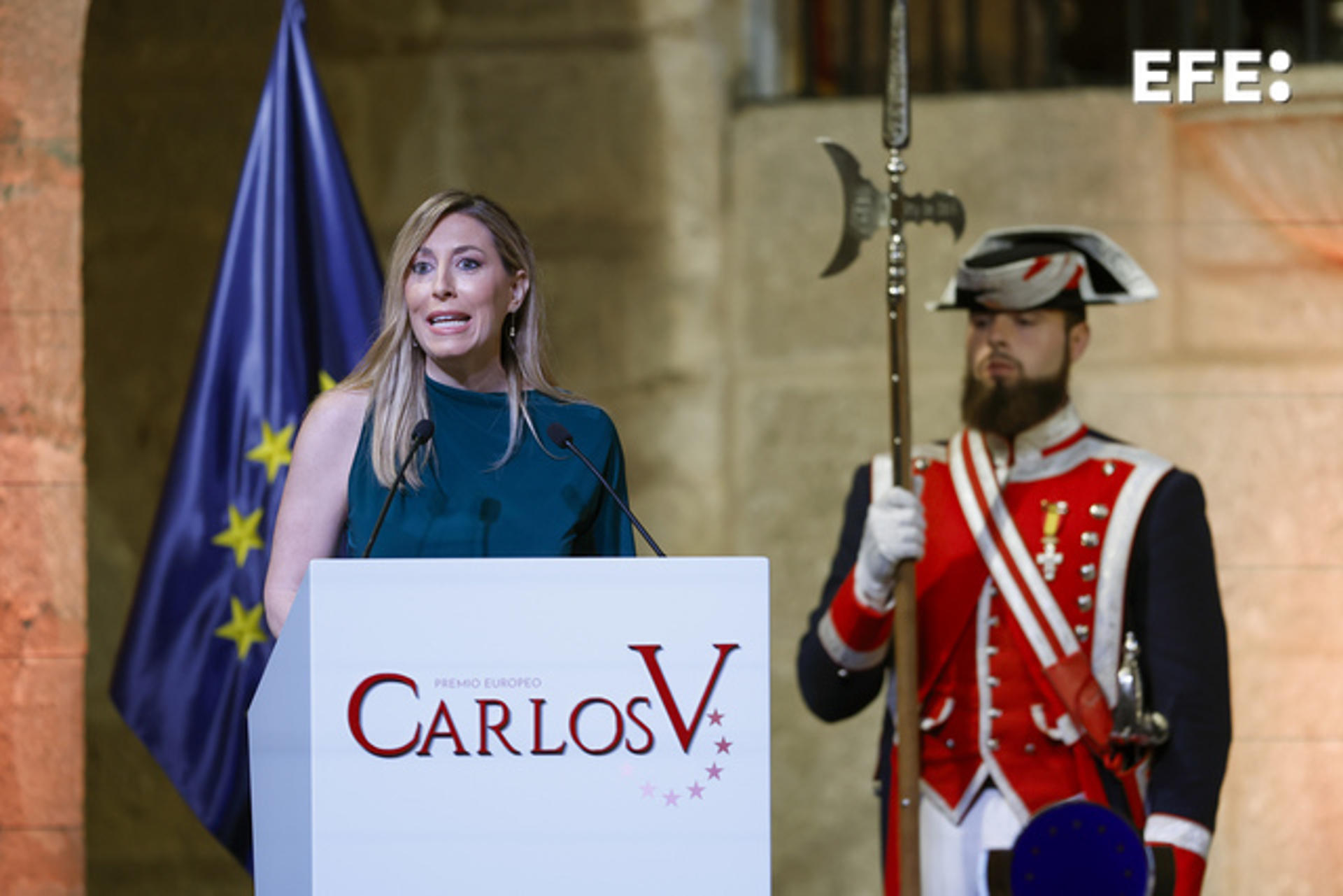 La presidenta de Extremadura, María Guardiola, pronuncia un discurso durante el acto en el que el exvicepresidente de la Comisión Europea y Alto Representante para la Política Exterior y de Seguridad de la UE y expresidente del Parlamento Europeo, Josep Borrell (no visible en la foto), ha recibido el Premio Europeo Carlos V, en Cuacos de Yuste (Badajoz) este viernes. EFE/ Mariscal