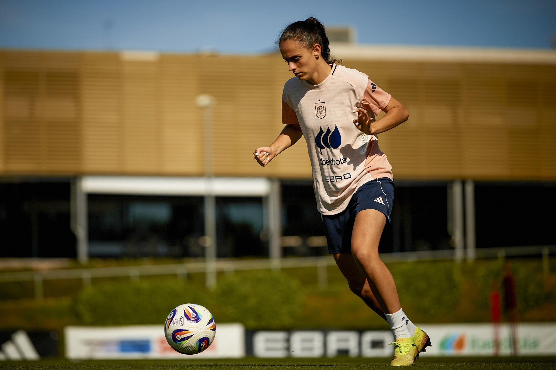 La centrocampista Maite Zubieta durante el entrenamiento a puerta abierta que la absoluta femenina ha realizado este martes en la Ciudad del Fútbol de Las Rozas, en Madrid. La selección femenina española se entregó este martes al afición en un entrenamiento abierto al público en la Ciudad del Fútbol de Las Rozas, donde se prepara para los dos últimos partidos de la Liga de Naciones, ante Bélgica e Inglaterra. EFE/ David Aliaga/RFEF