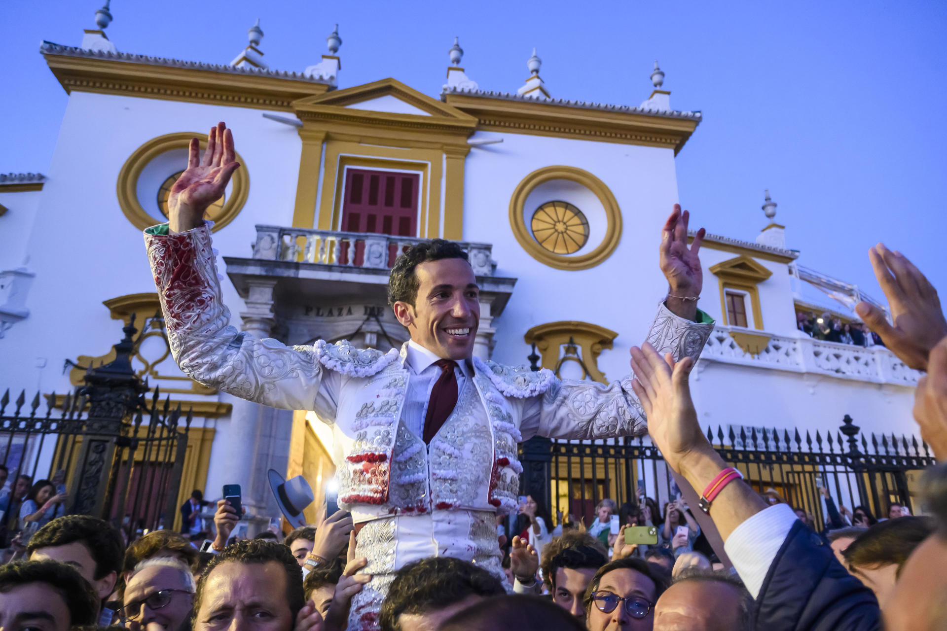 El diestro David de Miranda sale a hombros por la Puerta del Príncipe a la finalización de la corrida del pasado día 10 en La Real Maestranza, en Sevilla. EFE/ Raúl Caro.