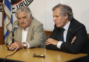 Foto de archivo que muestra al expresidente de Uruguay, José Mujica (i), y a Luis Almagro. EFE/Rubén Figueroa/