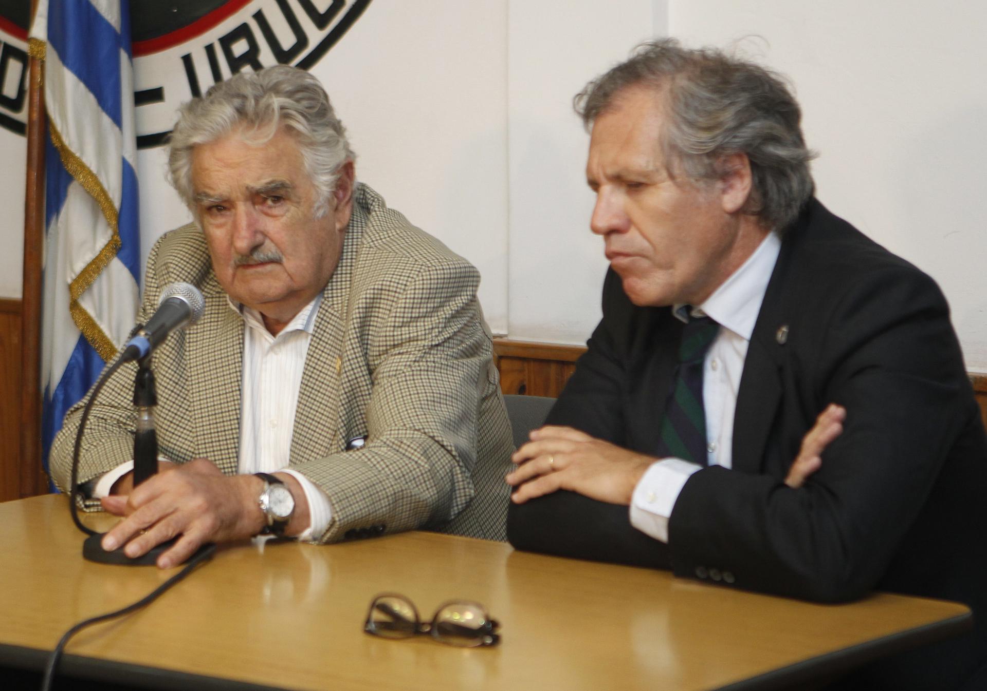 Foto de archivo que muestra al expresidente de Uruguay, José Mujica (i), y a Luis Almagro. EFE/Rubén Figueroa/
