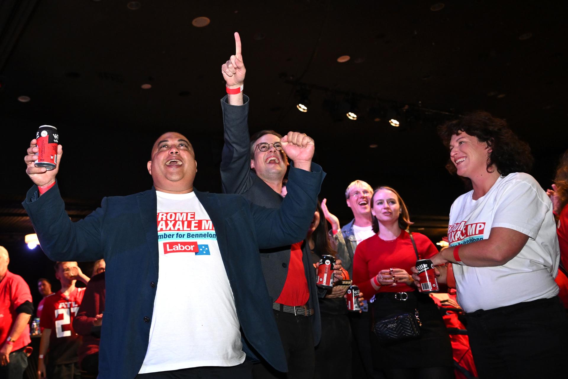 SYDNEY (Australia), 03/05/2025.- Labor supporters react to early election results flowing in at the Labor Election Night function at Canterbury-Hurlstone Park RSL Club on Election Day of the 2025 federal election in Sydney, Australia, 03 May 2025. EFE/EPA/LUKAS COCH AUSTRALIA AND NEW ZEALAND OUT