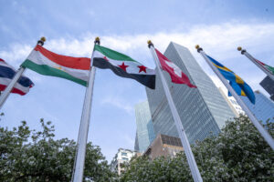 Fotografía de banderas izadas ante la sede de las Naciones Unidas en Nueva York (Estados Unidos). EFE/ Angel Colmenares