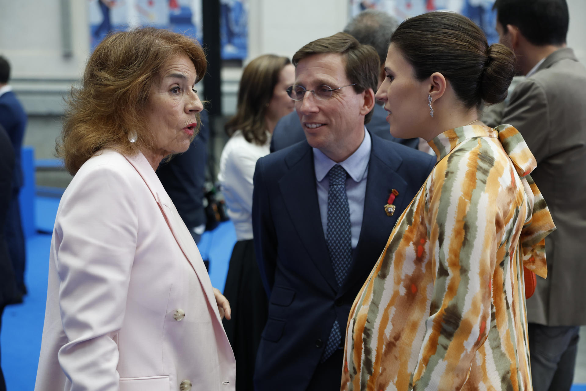 El alcalde de Madrid, José Luis Martínez Almeida (c) saluda a la exalcaldesa de Madrid, Ana Botella (i) al lado de su mujer Teresa Urquijo (d) durante el acto de entrega de las medallas de Honor y de Madrid de este 2025 con motivo del patrón de la ciudad, San Isidro. EFE/ Javier Lizón
