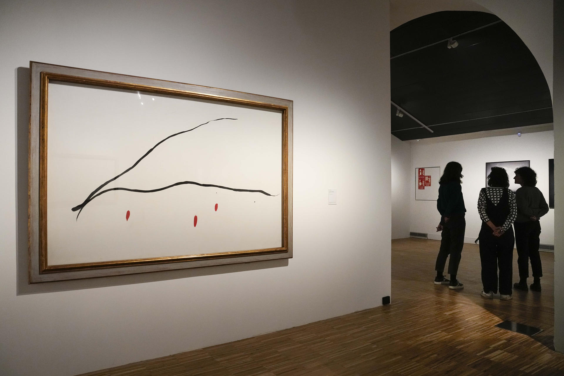 Vista de la obra de Joan Miró 'La danza de las amapolas', una de las más de 300 obras que el CCCB presenta en la exposición "En el aire conmovido... Imagen, emoción, utopía", que reivindica el poder transformador de las imágenes y explora cómo se ha representado la emoción en el arte a través de un recorrido por obras de figuras clave de la cultura europea, como Brecht, Dalí, Giacometti, Goethe, Goya, Hugo, Lorca, Miró, Pasolini, Picasso o Rodin. EFE/Enric Fontcuberta.