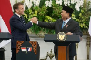 JAKARTA (Indonesia), 28/05/2025.- France's President Emmanuel Macron (L) greets Indonesian President Prabowo Subianto (R) at their joint press conference at the Presidential Palace in Jakarta, Indonesia, 28 May 2025. Macron continues his Southeast Asian tour with a state visit to Indonesia from 27 to 29 May 2025. (Francia) EFE/EPA/ADI WEDA