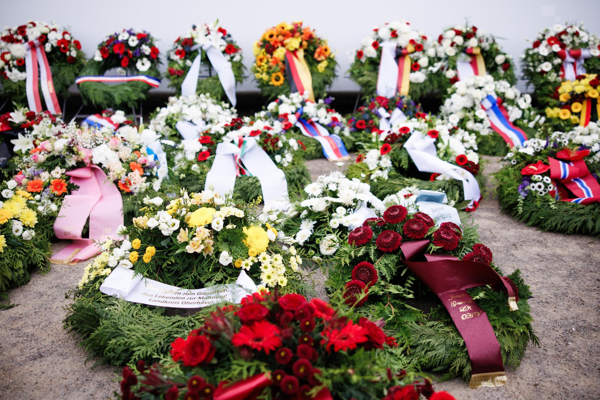 Las autoridades alemanas y supervivientes del Holocausto conmemoraron este domingo el 80 aniversario de la liberación por el Ejército soviético del campo de concentración nazi de Sachsenhausen, al que fueron deportados unos 200 republicanos españoles, entre ellos el que fuera presidente del Gobierno en la Segunda República y líder socialista y sindicalista, Francisco Largo Caballero. EFE/EPA/CLEMENS BILAN