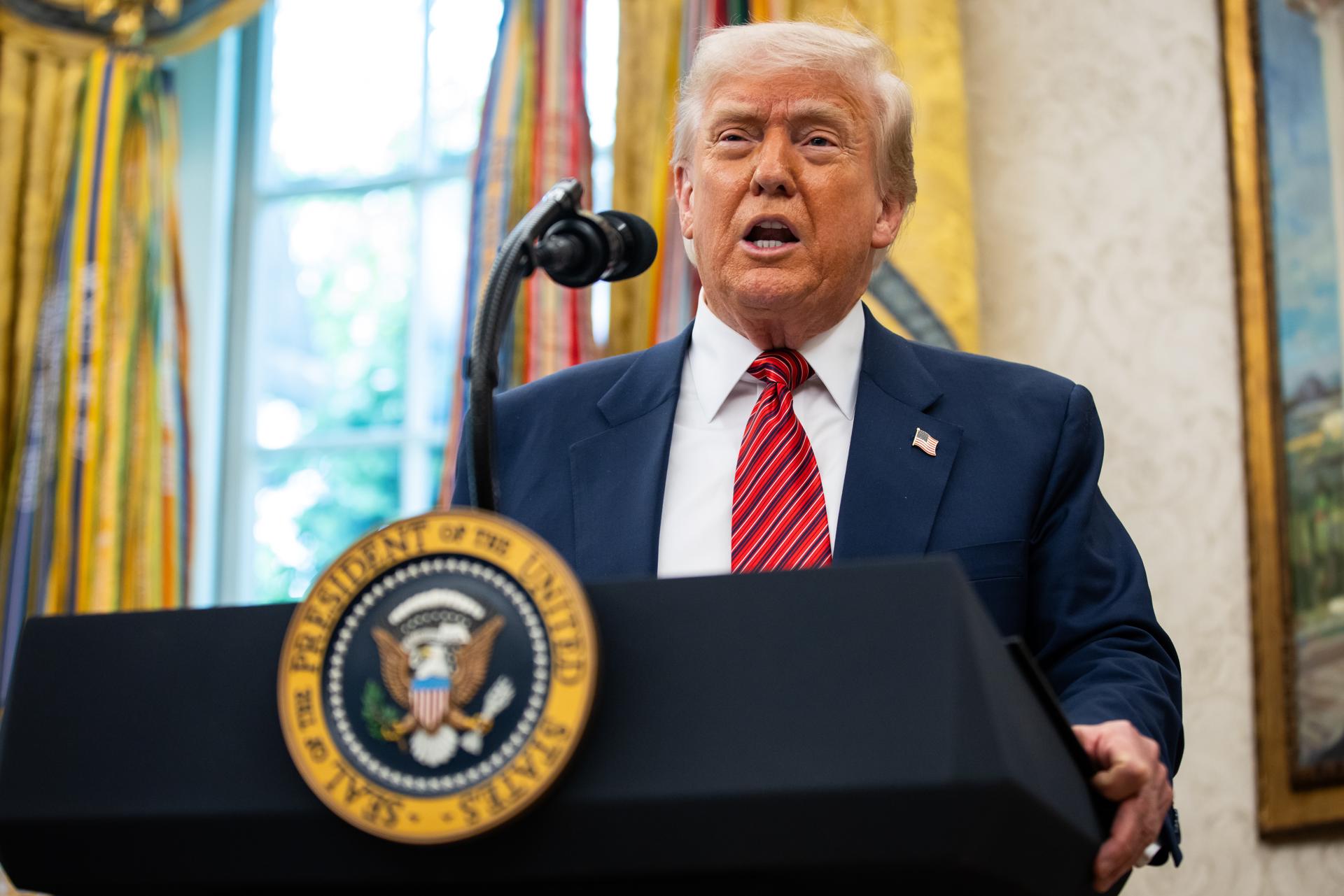 El presidente de Estados Unidos, Donald Trump, habla durante una ceremonia en la Oficina Oval de la Casa Blanca en Washington, DC, EE. UU., el 7 de mayo de 2025.EFE/EPA/Samuel Corum / POOL