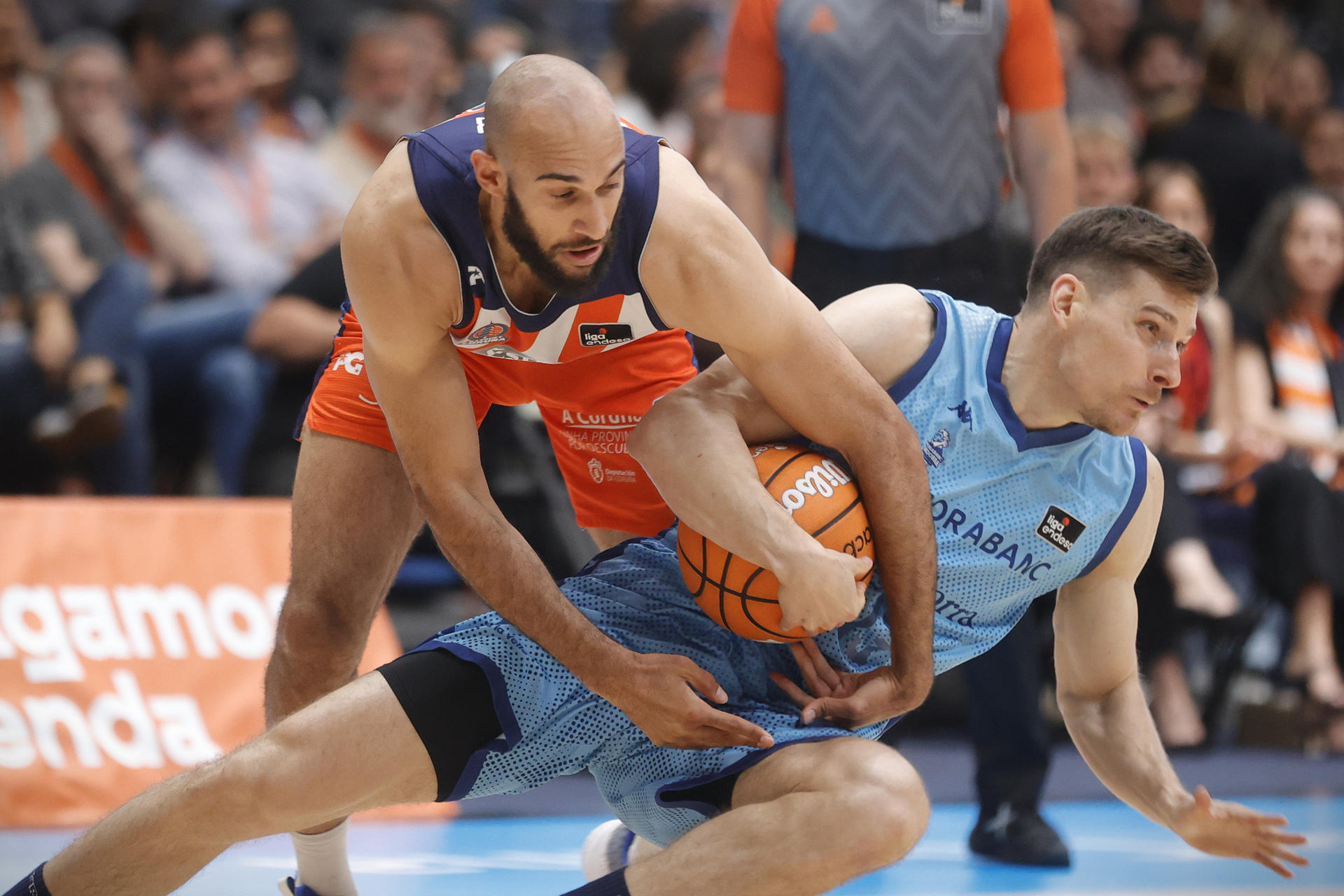 El alero estadounidense del Leyma Básquet Coruña, Yunio Barrueta (i), disputa un balón con el escolta del Morabanc Andorra, Chumi Ortega (d), durante el encuentro correspondiente a la jornada 33 de la Liga Endesa que enfrentó este sábado a ambos equipos en el Coliseum de A Coruña. EFE/Cabalar