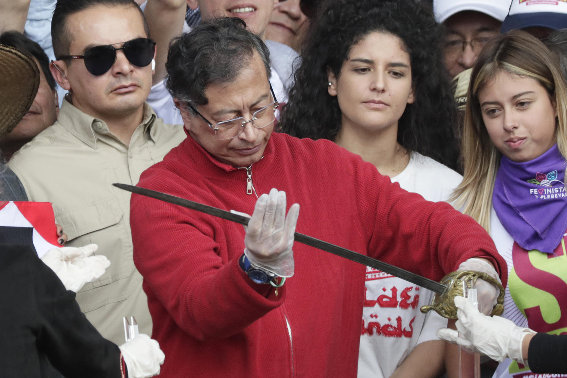 El presidente de Colombia, Gustavo Petro, sostiene la espada del Libertador Simón Bolívar este jueves, durante la conmemoración del Día Internacional del Trabajo en Bogotá (Colombia). EFE/ Carlos Ortega