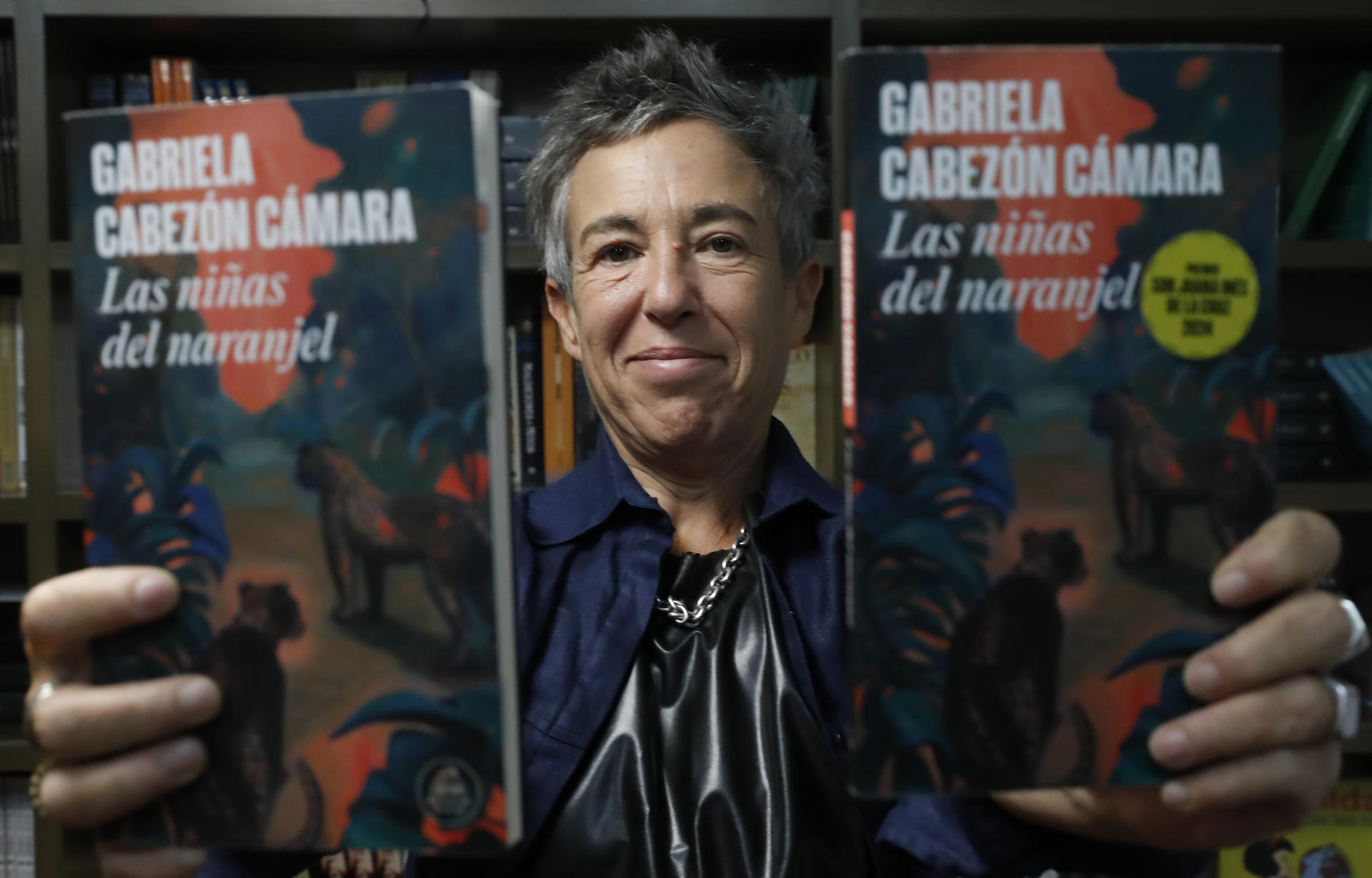 Fotografía del 4 de mayo de 2025 de la escritora argentina Gabriela Cabezón Cámara posando durante una entrevista con EFE en Ciudad de México (México). EFE/ Mario Guzmán