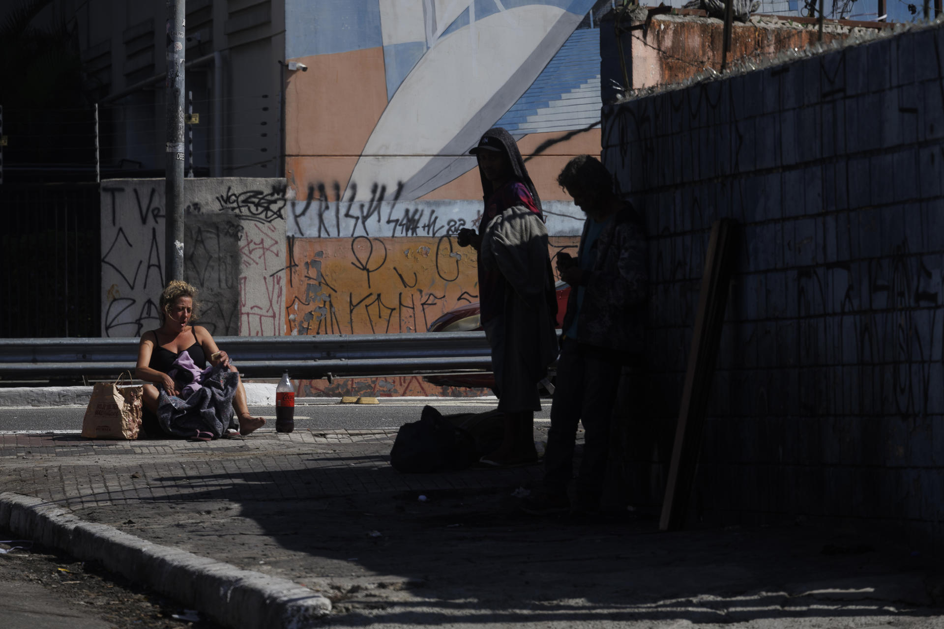 Un grupo de consumidores de crack fue captado este viernes, 16 de mayo, en el centro de São Paulo (Brasil). EFE/Isaac Fontana