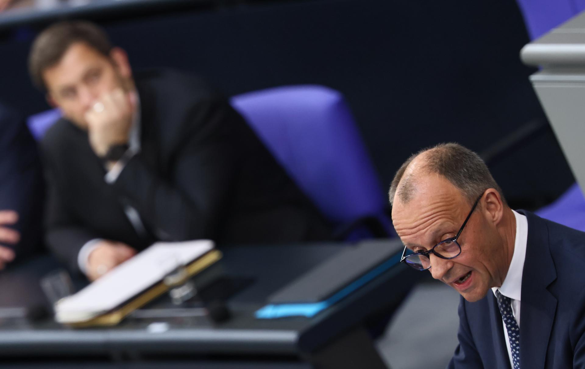 El canciller alemán Friedrich Merz (D) pronuncia una declaración gubernamental durante una sesión del parlamento alemán 'Bundestag' en Berlín, Alemania, 14 de mayo de 2025. (Alemania) EFE/EPA/HANNIBAL HANSCHKE
```