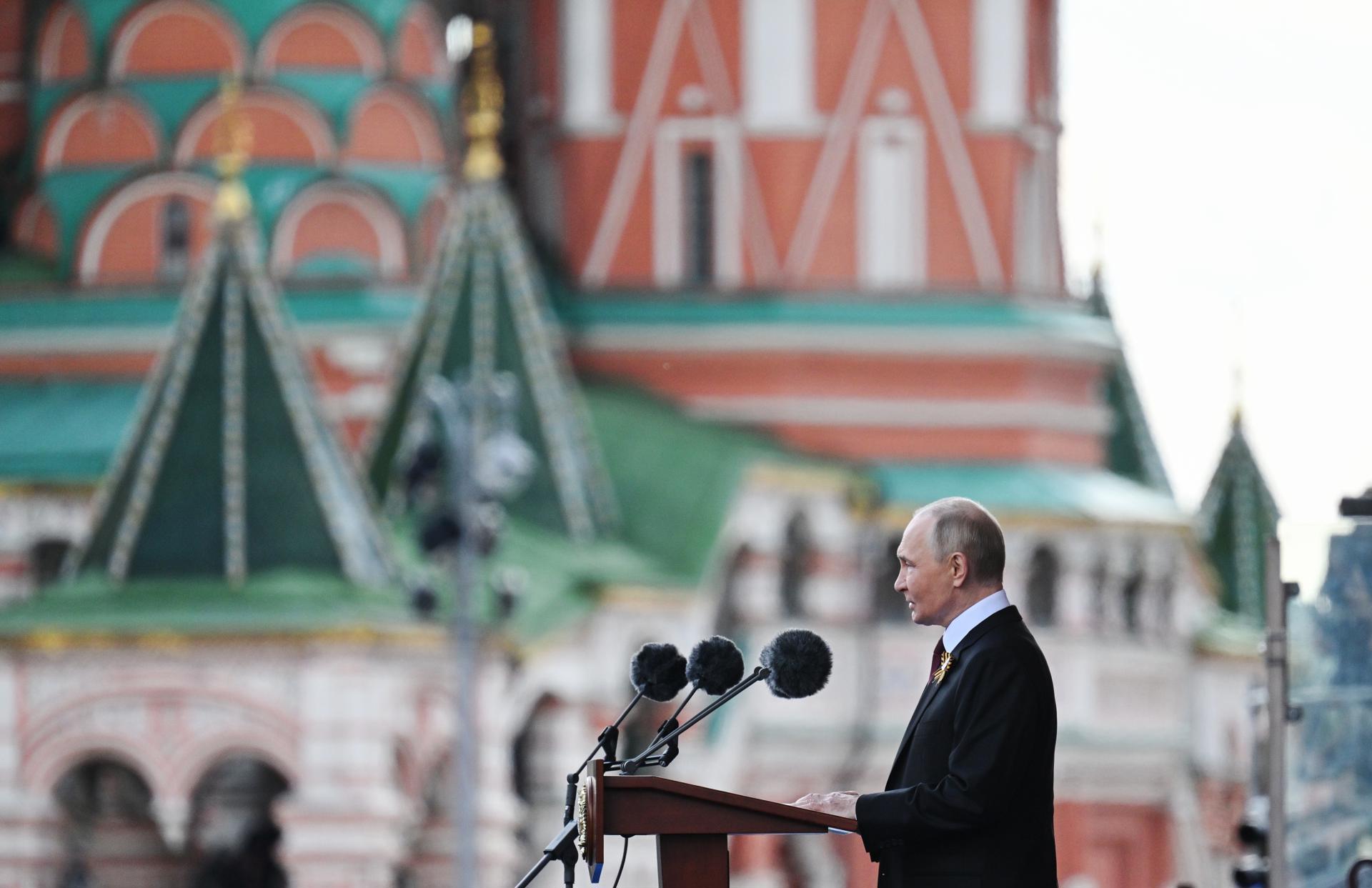 El presidente ruso, Vladímir Putin, pronuncia su discurso durante el desfile militar del Día de la Victoria, que conmemora el 80 aniversario de la victoria en la Gran Guerra Patria, en la Plaza Roja de Moscú, el 9 de mayo de 2025. Rusia conmemora el 80 aniversario de la victoria en la Segunda Guerra Mundial sobre la Alemania nazi y sus aliados. EFE/EPA/ILYA PITALEV / HOST PHOTO AGENCY RIA NOVOSTI / HANDOUT USO EDITORIAL SOLO/NO VENTAS