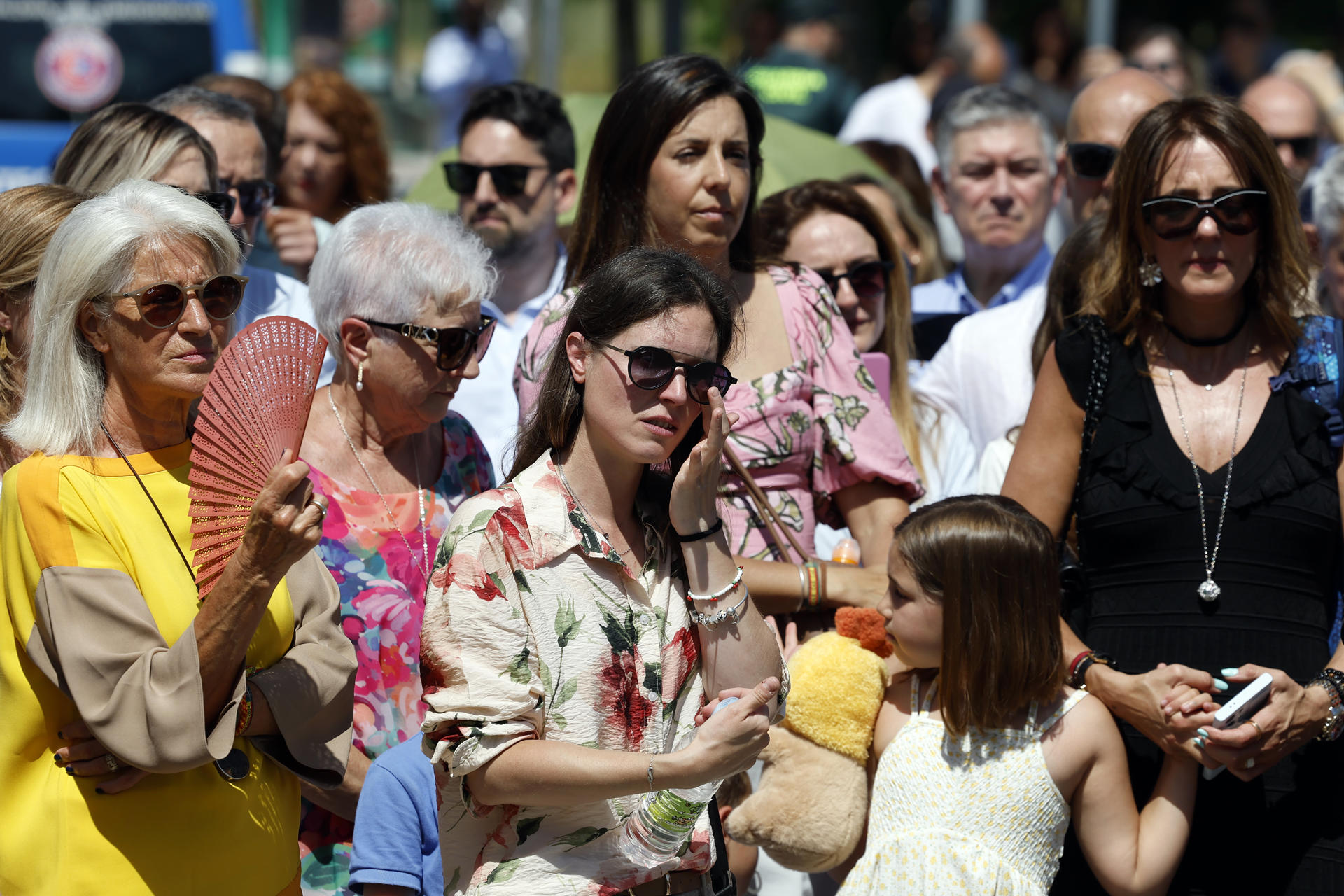 La viuda y la madre de David Pérez Carracedo, guardia civil vecino de Sarriguren fallecido en acto de servicio en la localidad de Barbate (Cádiz) durante la inauguración de una escultura en su homenaje. EFE/ Jesús Diges