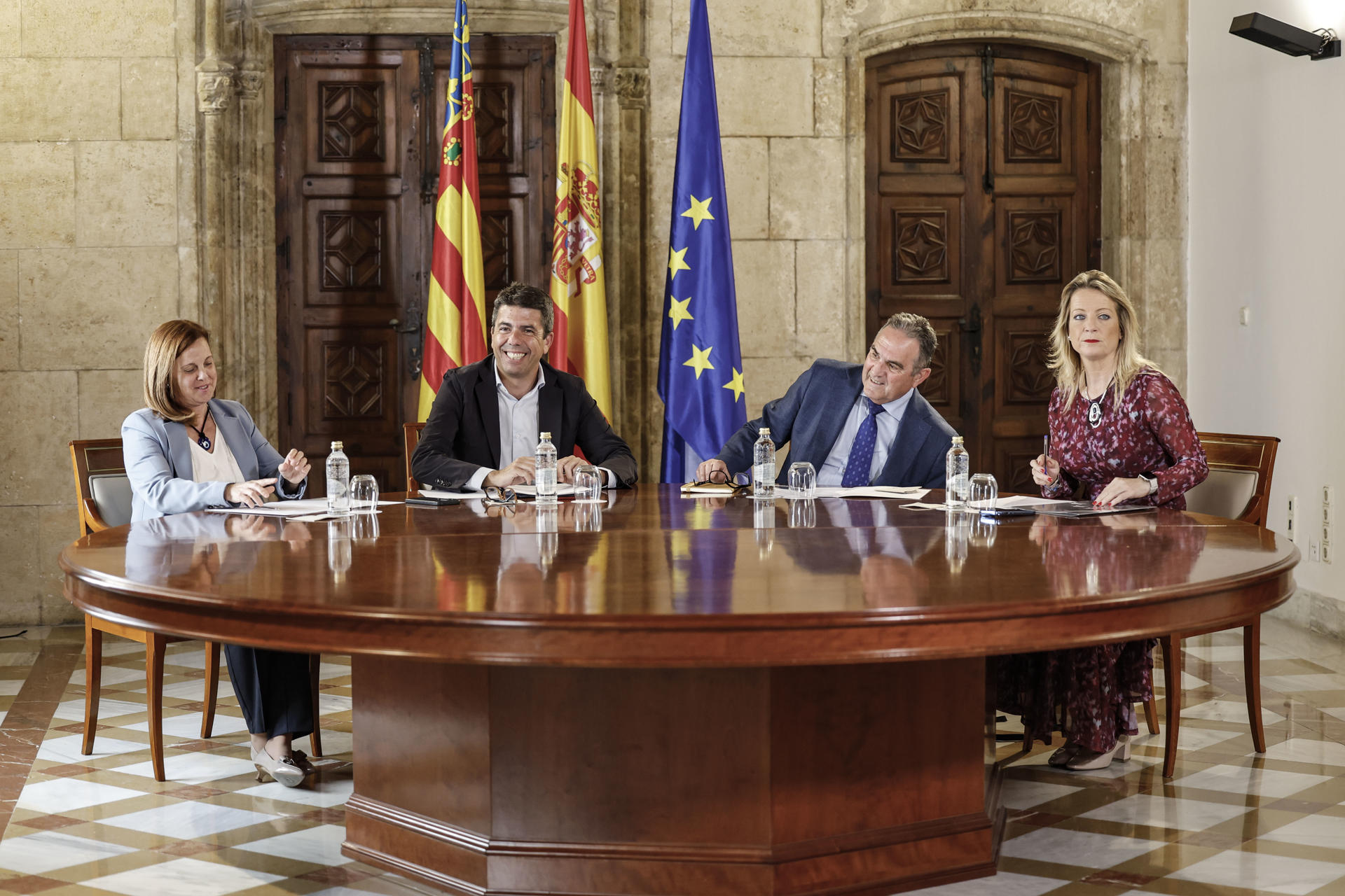 La Generalitat, la Diputación de Valencia y la Federación Valenciana de Municipios y Provincias presentan la Comisión Mixta "Endavant pels Municipis" con el objetivo de afrontar de forma "más ágil y coordinada" las tareas de recuperación de los municipios afectados por la dana del pasado 29 de octubre. En la imagen el president Mazón junto al vicepresidente segundo, Francisco Gan Pampols, la vicepresidenta segunda de la Diputación, Remedios Mazzolari, y la presidenta de la FVMP, Paqui Bartual. EFE/Ana Escobar