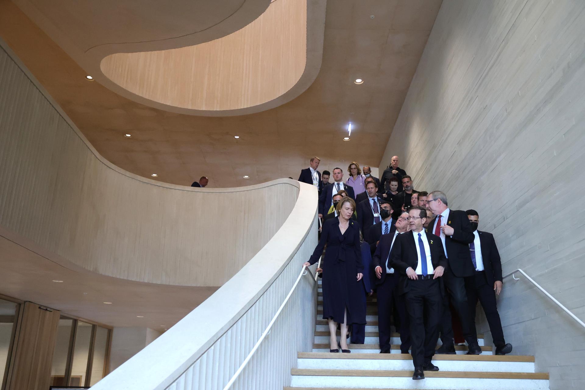El presidente israelí Isaac Herzog (C), el presidente alemán Frank-Walter Steinmeier (C-I) y Elke Budenbender (I) visitan la Biblioteca Nacional de Israel en Jerusalén, 13 de mayo de 2025. La visita de Steinmeier tiene lugar con motivo del 60 aniversario del establecimiento de relaciones diplomáticas entre Alemania e Israel. (Alemania, Jerusalén) EFE/EPA/ABIR SULTAN