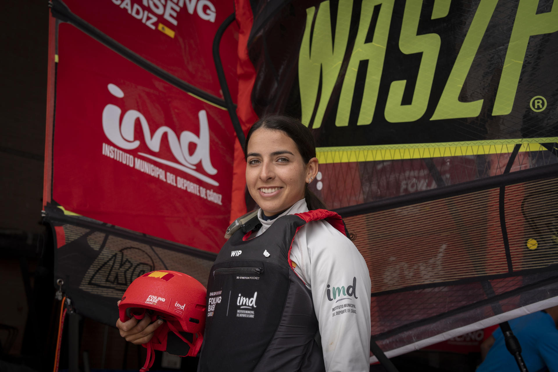La regatista española, la campeona de Europa de Waszp, Sol López, durante un entrenamiento en el club náutico Elcano en las aguas de la Bahía de Cádiz. EFE/Román Ríos.