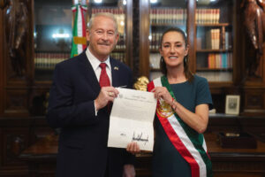 Fotografía cedida por la Presidencia de México de la mandataria mexicana, Claudia Sheinbaum (d), posando junto al nuevo embajador de los Estados Unidos en México, Ronald Johnson, este lunes en el Palacio Nacional en Ciudad de México (México). EFE/ Presidencia de México / SOLO USO EDITORIAL/ NO VENTAS /SOLO DISPONIBLE PARA ILUSTRAR LA NOTICIA QUE ACOMPAÑA (CRÉDITO OBLIGATORIO)