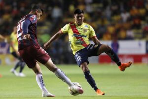 Duilio Tejeda (i) del Atlante y Juan Vega (d) del Morelia, pelean por el balón durante un juego en el estadio Morelos, del estado de Michoacán (México). Fotografía de archivo. EFE/Ivan Villanueva