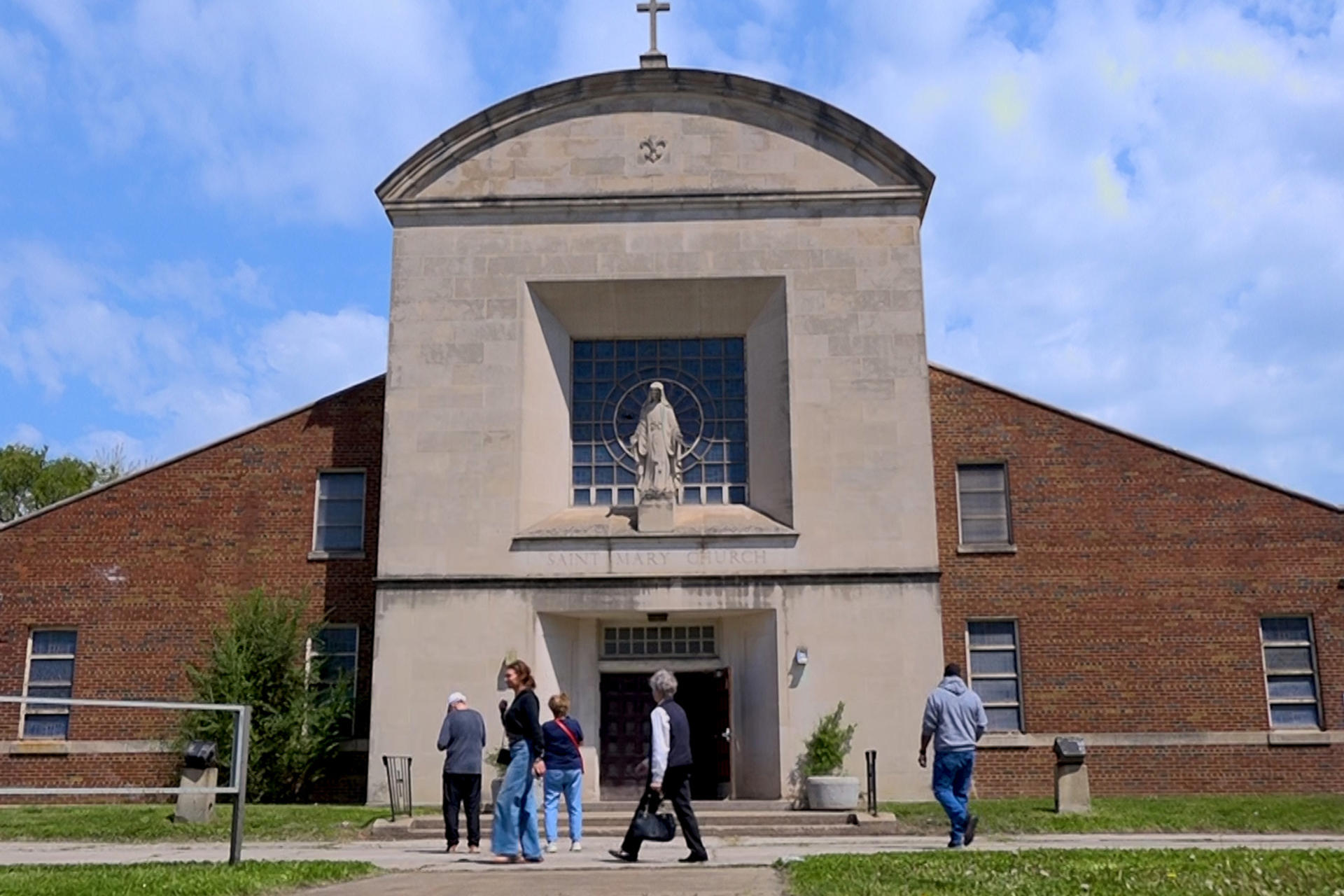 Captura de video que muestra la iglesia 'Santa María de la Asunción', donde el papa León XIV fue monaguillo, este sábado en Chicago (Estados Unidos). EFE/ Alberto Boal