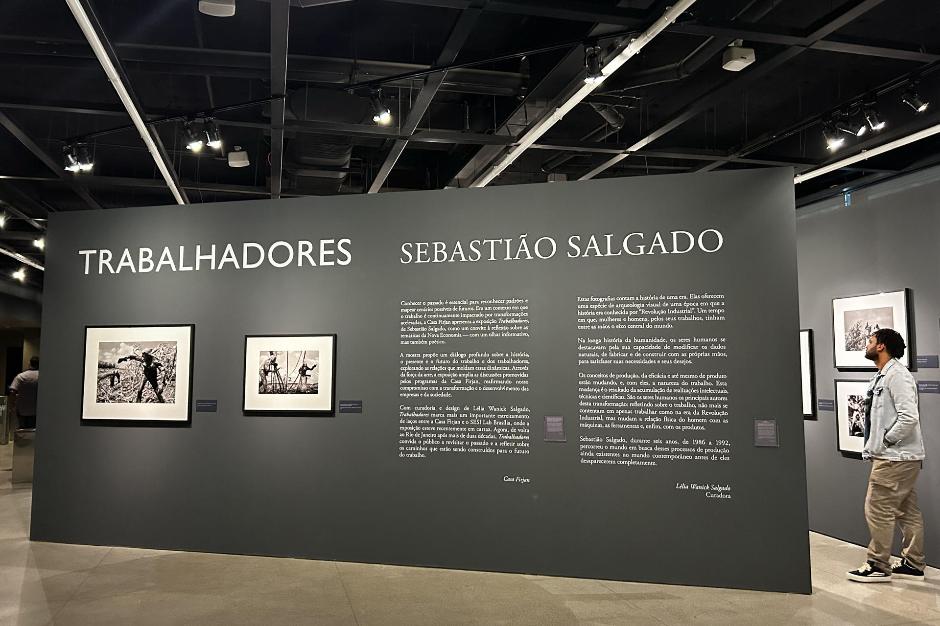 Una persona asiste a la inauguración de la exposición 'Trabajadores' de Sebastião Salgado este viernes, en Río de Janeiro (Brasil). EFE/ Antonio Lacerda